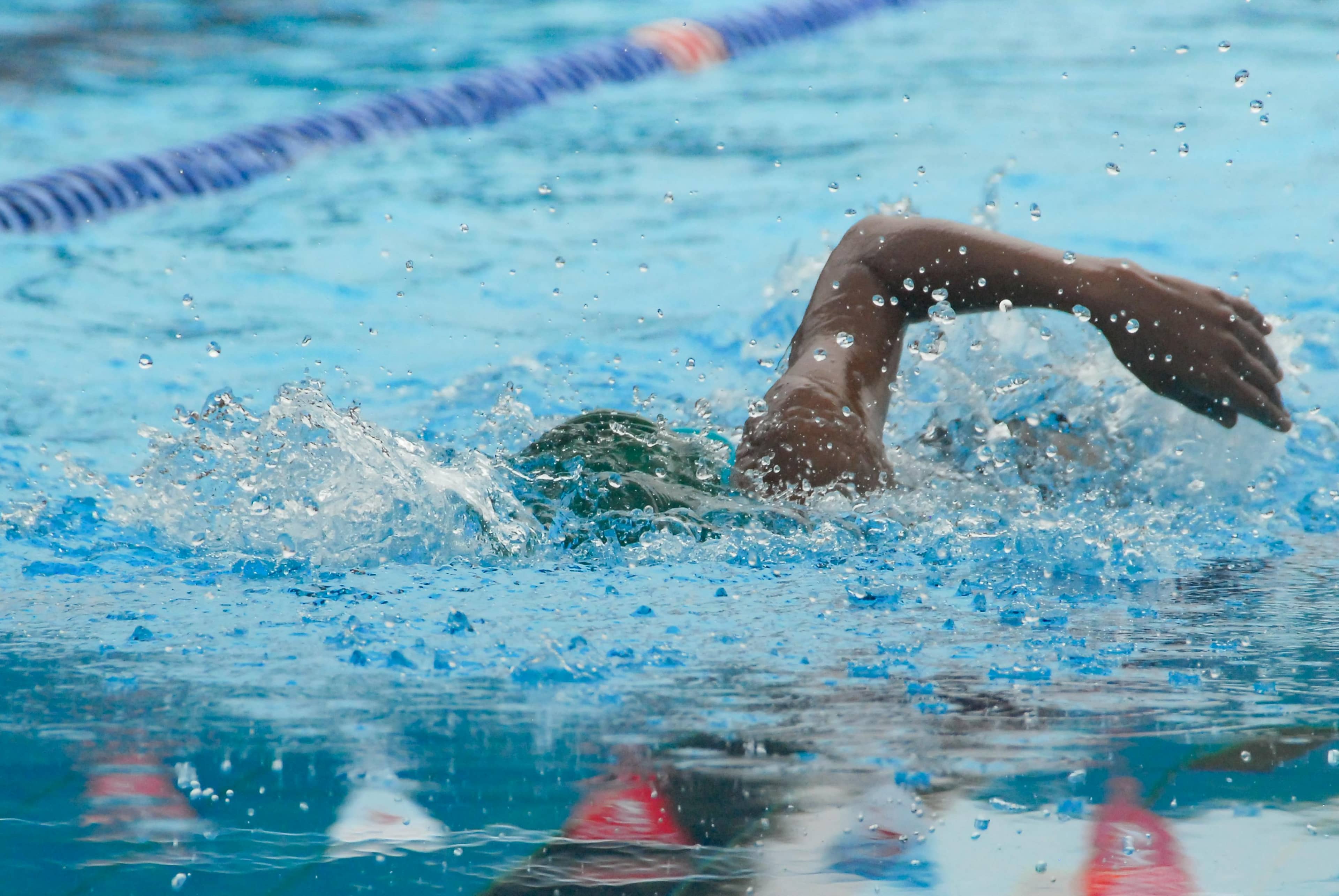 Swimmer training with a workout tracker app