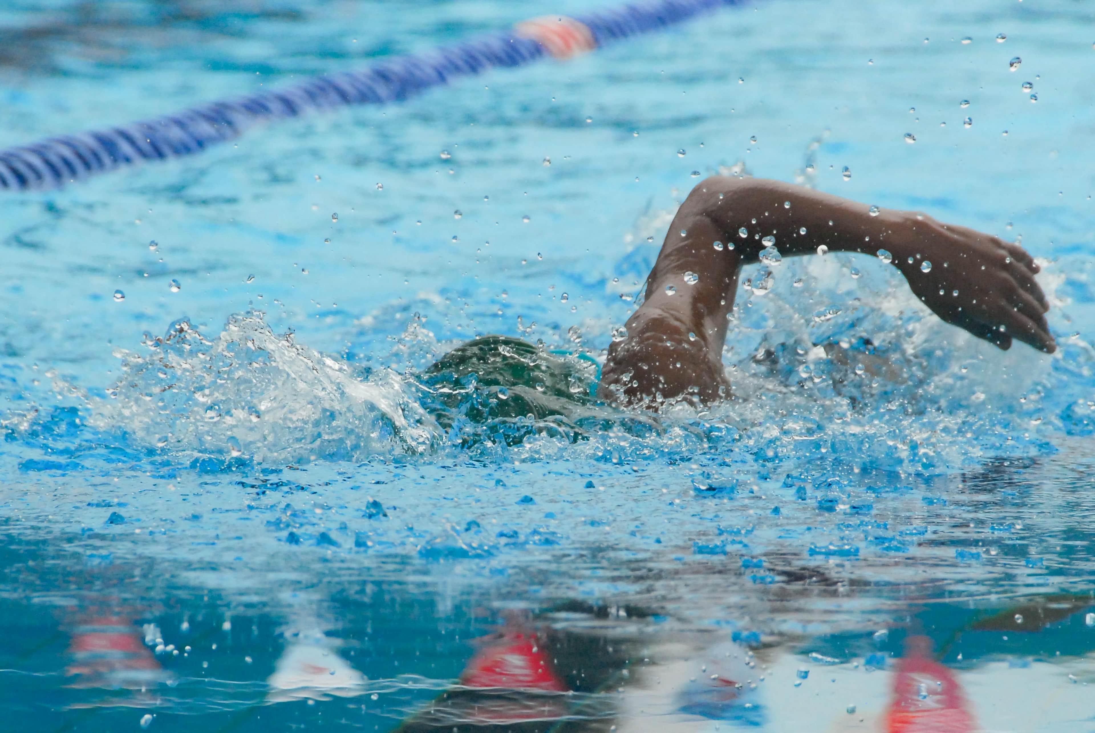 Swimmer training with a workout tracker app